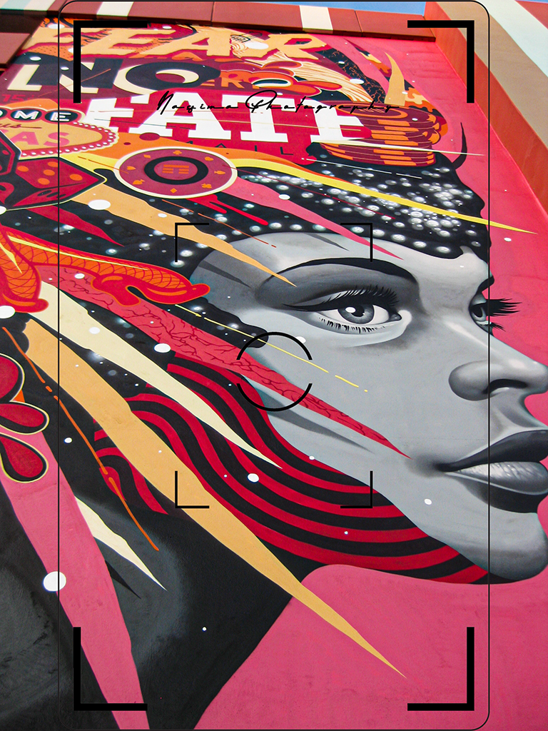 Farbenfrohes Street-Art-Porträt einer Frau in Rot, Schwarz und Gold in Las Vegas.