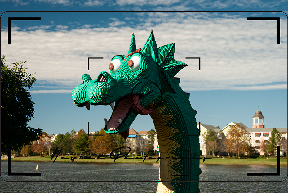 Große grüne Drachenfigur aus LEGO-Steinen vor einem See in Walt Disney World in Orlando.