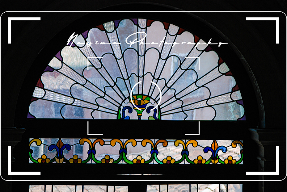 Halbrundes, kunstvoll verziertes Buntglasfenster mit floralen Ornamenten in Venedig.
